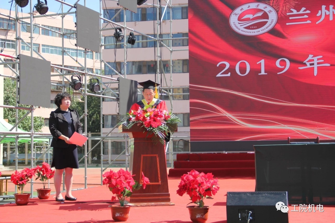 机电工程学院院长徐创文宣读我院2019届优秀毕业生名单
