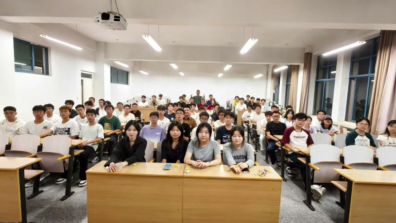 晨曦工作室在2025年社团嘉年华中展现科创魅力