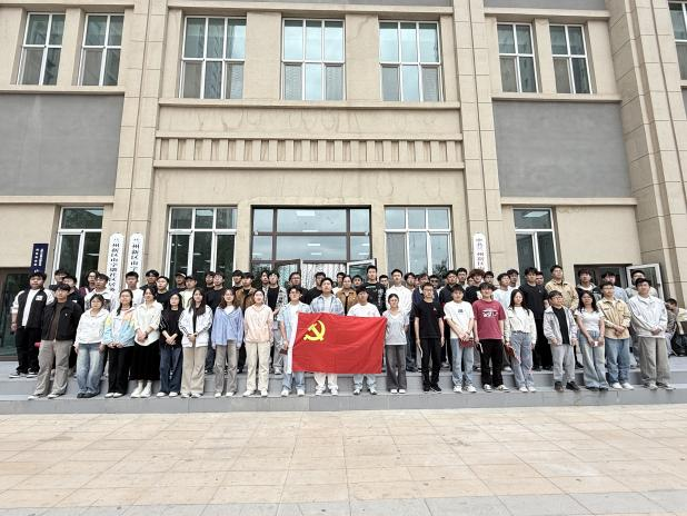 建功“十五五” 青春勇担当——机电工程学院学生党支部联合山字墩社区开展“五四回信”精神进社区宣讲活动